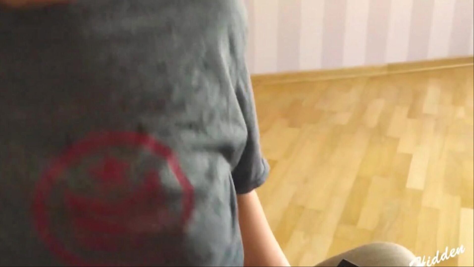 Jeg elsker at bære sin t-shirt, mens den fyr knepper mig - ægte amatør skjult killing